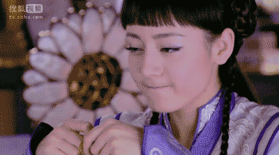 到了大学,第一件事就是要告别随时随地不离身的运动装,女生都喜欢